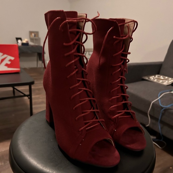 Cute size 9 burgundy ankle tie up boots - Picture 5 of 8